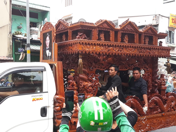 Đông đảo khán giả tiễn biệt diễn viên Quý Bình- Ảnh 8. Đông đảo khán giả tiễn biệt diễn viên Quý Bình- Ảnh 8.