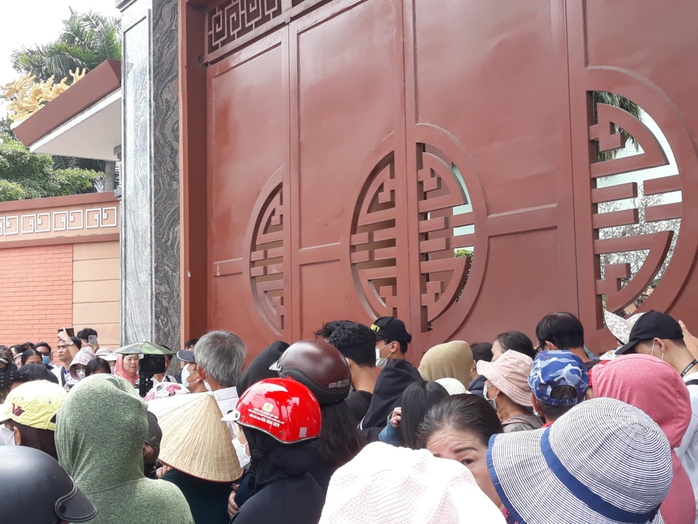 Đông đảo khán giả tiễn biệt diễn viên Quý Bình- Ảnh 1. Đông đảo khán giả tiễn biệt diễn viên Quý Bình- Ảnh 1.