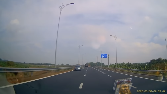 Clip 44 giây ghi lại cảnh kinh hãi ô tô lao ngược chiều trên đường dẫn cao tốc Phan Thiết - Dầu Giây- Ảnh 1. Clip 44 giây ghi lại cảnh kinh hãi ô tô lao ngược chiều trên đường dẫn cao tốc Phan Thiết - Dầu Giây- Ảnh 1.