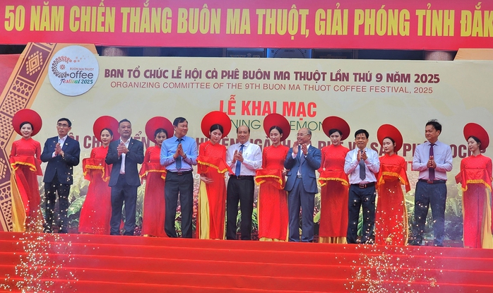 Hàng ngàn người dân tham quan, mua sắm tại hội chợ Lễ hội cà phê Buôn Ma Thuột- Ảnh 1. Hàng ngàn người dân tham quan, mua sắm tại hội chợ Lễ hội cà phê Buôn Ma Thuột- Ảnh 1.