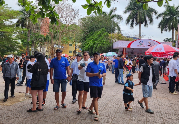 Hàng ngàn người dân tham quan, mua sắm tại hội chợ Lễ hội cà phê Buôn Ma Thuột- Ảnh 3. Hàng ngàn người dân tham quan, mua sắm tại hội chợ Lễ hội cà phê Buôn Ma Thuột- Ảnh 3.
