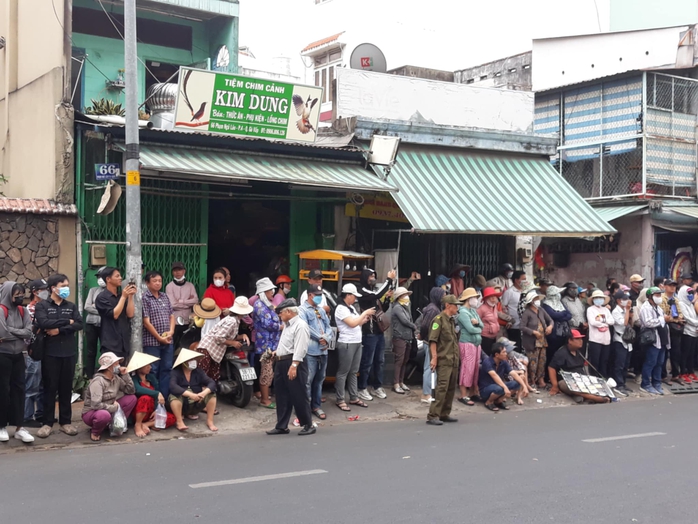 Đông đảo khán giả tiễn biệt diễn viên Quý Bình- Ảnh 3. Đông đảo khán giả tiễn biệt diễn viên Quý Bình- Ảnh 3.