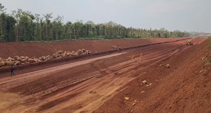 Một nhà thầu thi công cao tốc Khánh Hoà - Buôn Ma Thuột chậm tiến độ 25%- Ảnh 4. Một nhà thầu thi công cao tốc Khánh Hoà - Buôn Ma Thuột chậm tiến độ 25%- Ảnh 4.