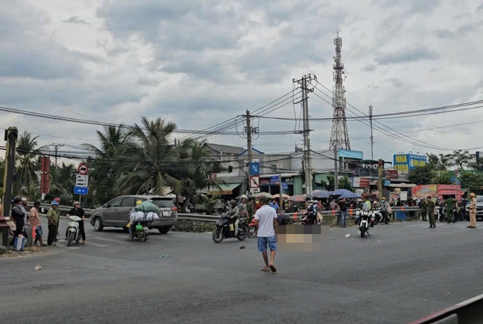Tai nạn giao thông nghiêm trọng ngay giao lộ ở Bình Chánh- Ảnh 1. Tai nạn giao thông nghiêm trọng ngay giao lộ ở Bình Chánh- Ảnh 1.