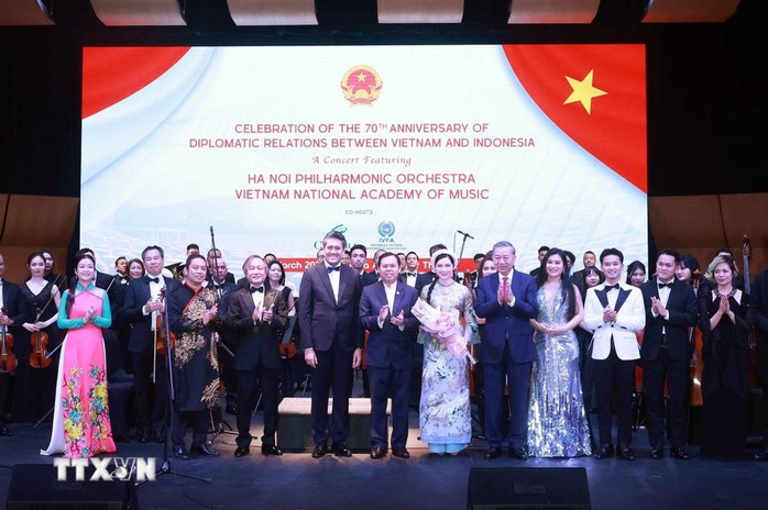 Tổng Bí thư dự hòa nhạc Kỷ niệm 70 năm quan hệ ngoại giao Việt Nam - Indonesia- Ảnh 7. Tổng Bí thư dự hòa nhạc Kỷ niệm 70 năm quan hệ ngoại giao Việt Nam - Indonesia- Ảnh 7.