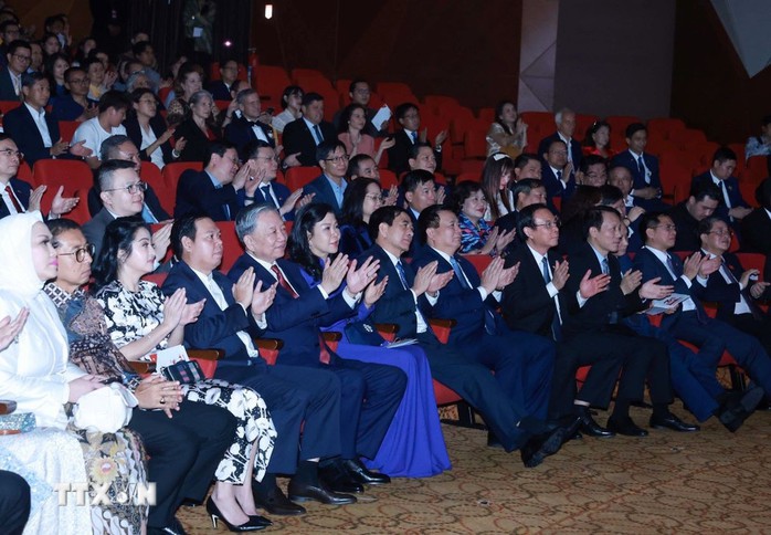 Tổng Bí thư dự hòa nhạc Kỷ niệm 70 năm quan hệ ngoại giao Việt Nam - Indonesia- Ảnh 3. Tổng Bí thư dự hòa nhạc Kỷ niệm 70 năm quan hệ ngoại giao Việt Nam - Indonesia- Ảnh 3.