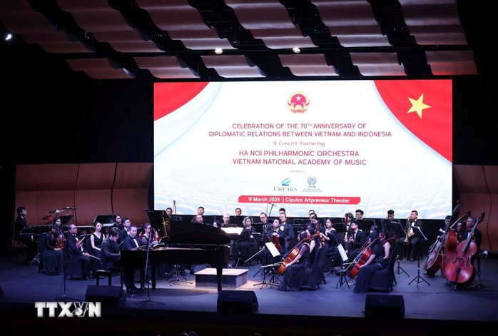 Tổng Bí thư dự hòa nhạc Kỷ niệm 70 năm quan hệ ngoại giao Việt Nam - Indonesia- Ảnh 4. Tổng Bí thư dự hòa nhạc Kỷ niệm 70 năm quan hệ ngoại giao Việt Nam - Indonesia- Ảnh 4.