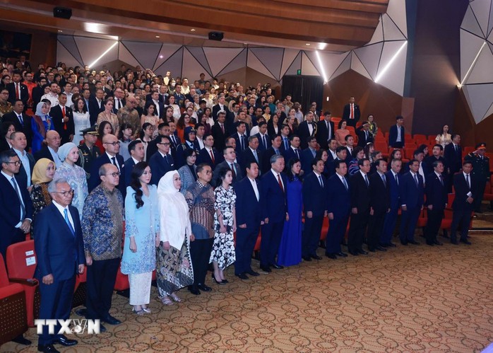 Tổng Bí thư dự hòa nhạc Kỷ niệm 70 năm quan hệ ngoại giao Việt Nam - Indonesia- Ảnh 1. Tổng Bí thư dự hòa nhạc Kỷ niệm 70 năm quan hệ ngoại giao Việt Nam - Indonesia- Ảnh 1.