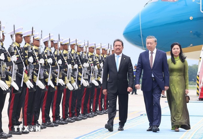 Loạt đại bác chào mừng Tổng Bí thư Tô Lâm và Phu nhân tới Indonesia- Ảnh 5. Loạt đại bác chào mừng Tổng Bí thư Tô Lâm và Phu nhân tới Indonesia- Ảnh 5.
