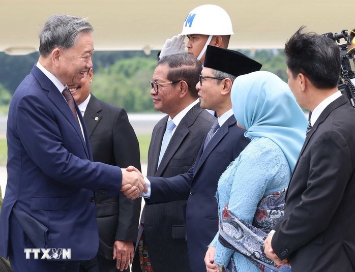 Loạt đại bác chào mừng Tổng Bí thư Tô Lâm và Phu nhân tới Indonesia- Ảnh 4. Loạt đại bác chào mừng Tổng Bí thư Tô Lâm và Phu nhân tới Indonesia- Ảnh 4.