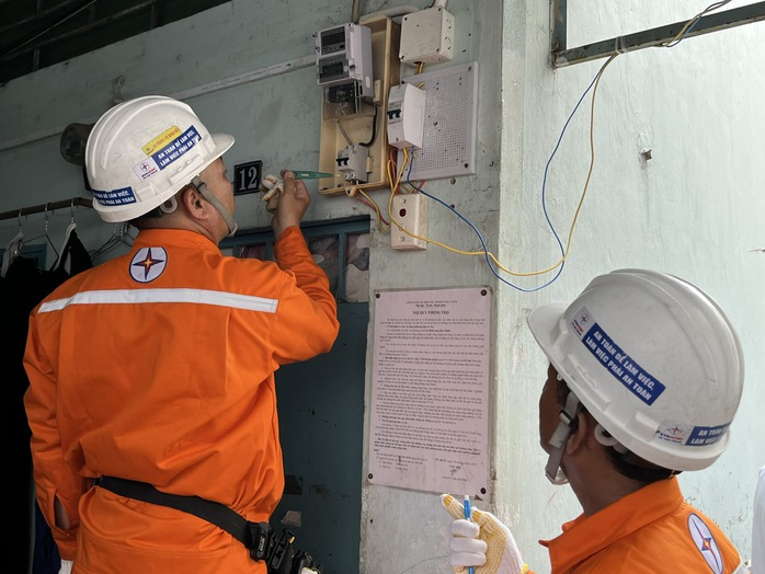 Cúp điện ở TP HCM giữa trưa , người dân khốn khổ vì mất điện đột ngột - Ảnh 1. Cúp điện ở TP HCM giữa trưa , người dân khốn khổ vì mất điện đột ngột - Ảnh 1.