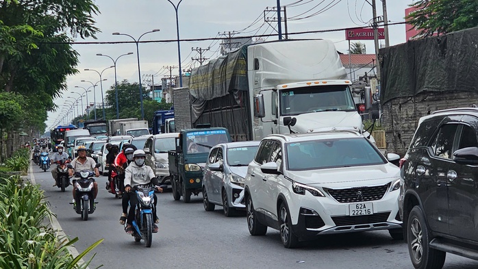 Tai nạn giao thông nghiêm trọng ngay giao lộ ở Bình Chánh- Ảnh 3. Tai nạn giao thông nghiêm trọng ngay giao lộ ở Bình Chánh- Ảnh 3.