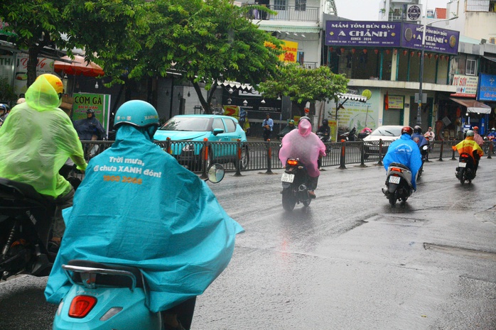 TP HCM: Sấm ì ầm, mây dông phát triển gây mưa nhiều nơi- Ảnh 3. TP HCM: Sấm ì ầm, mây dông phát triển gây mưa nhiều nơi- Ảnh 3.