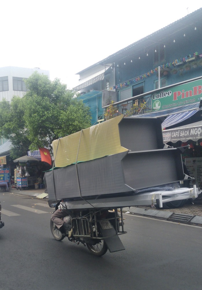 Làm xiếc trên đường- Ảnh 1. Làm xiếc trên đường- Ảnh 1.