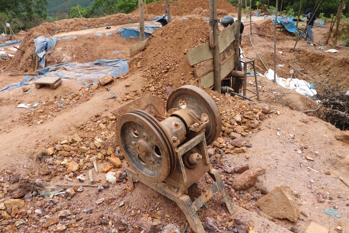 "Vàng tặc" vẫn cày xới mỏ vàng Bồng Miêu- Ảnh 3. "Vàng tặc" vẫn cày xới mỏ vàng Bồng Miêu- Ảnh 3.