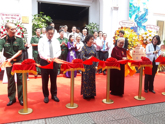 Triển lãm tranh "Hành trình Huỳnh Phương Đông" - Ảnh 4. Triển lãm tranh "Hành trình Huỳnh Phương Đông" - Ảnh 4.