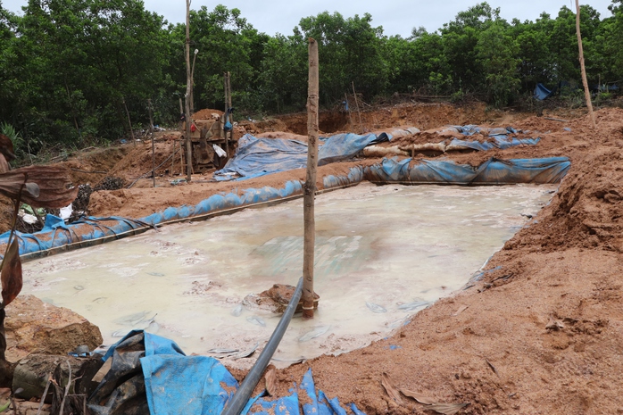 "Vàng tặc" vẫn cày xới mỏ vàng Bồng Miêu- Ảnh 1. "Vàng tặc" vẫn cày xới mỏ vàng Bồng Miêu- Ảnh 1.