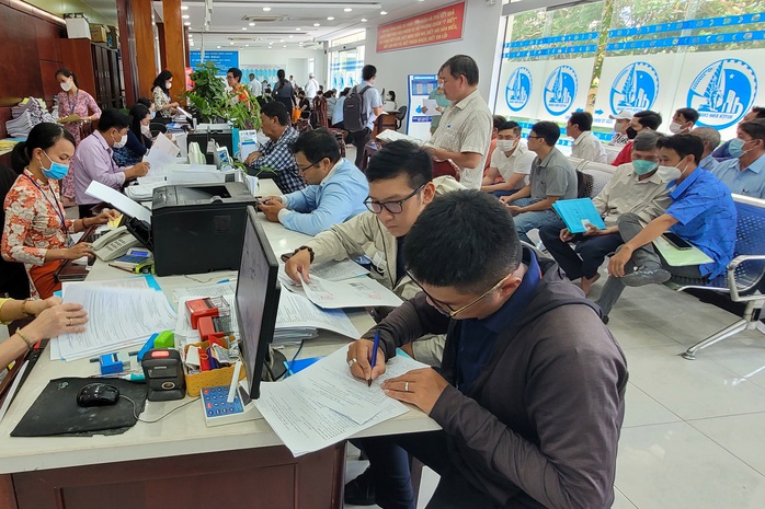 Người dân làm thủ tục hành chính tại UBND huyện Bình Chánh - TP HCMẢnh: Tấn Thạnh Người dân làm thủ tục hành chính tại UBND huyện Bình Chánh - TP HCMẢnh: Tấn Thạnh