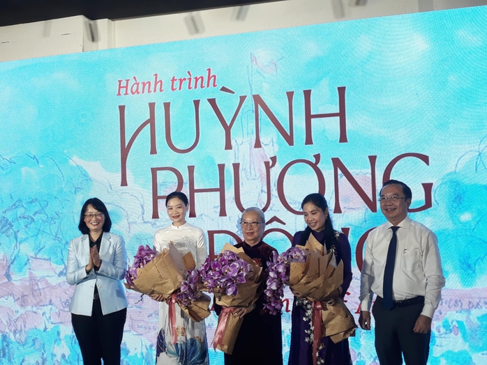 Triển lãm tranh "Hành trình Huỳnh Phương Đông" - Ảnh 2. Triển lãm tranh "Hành trình Huỳnh Phương Đông" - Ảnh 2.