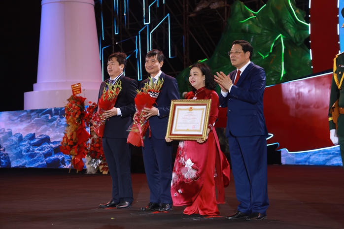 Phú Yên vinh dự đón nhận Huân chương Lao động hạng nhất - Ảnh 1. Phú Yên vinh dự đón nhận Huân chương Lao động hạng nhất - Ảnh 1.