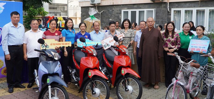 Quận 8 trao tặng phương tiện sinh kế cho người dân tại chương trình “Ngày cùng hành động vì cộng đồng”. Ảnh: LÊ VĨNH Quận 8 trao tặng phương tiện sinh kế cho người dân tại chương trình “Ngày cùng hành động vì cộng đồng”. Ảnh: LÊ VĨNH