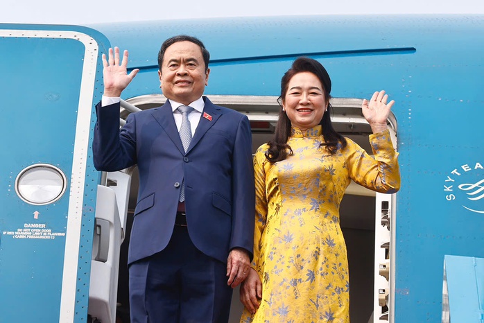 Chủ tịch Quốc hội và Phu nhân lên đường công du- Ảnh 1.