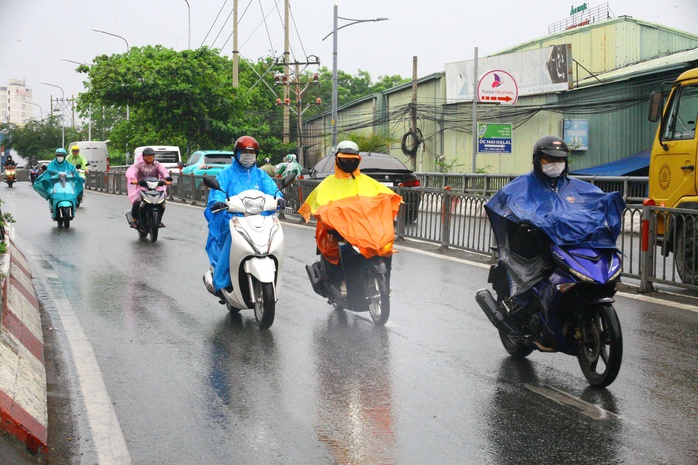 TP HCM: Sấm ì ầm, mây dông phát triển gây mưa nhiều nơi- Ảnh 4. TP HCM: Sấm ì ầm, mây dông phát triển gây mưa nhiều nơi- Ảnh 4.