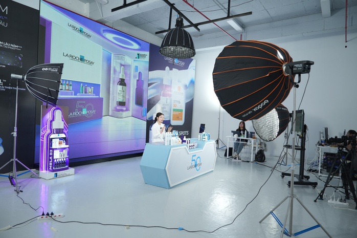 Lần đầu tiên Việt Nam có "Nhà máy Livestream" hoạt động 24/7- Ảnh 3. Lần đầu tiên Việt Nam có "Nhà máy Livestream" hoạt động 24/7- Ảnh 3.