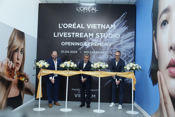 Lần đầu tiên Việt Nam có "Nhà máy Livestream" hoạt động 24/7- Ảnh 1. Lần đầu tiên Việt Nam có "Nhà máy Livestream" hoạt động 24/7- Ảnh 1.