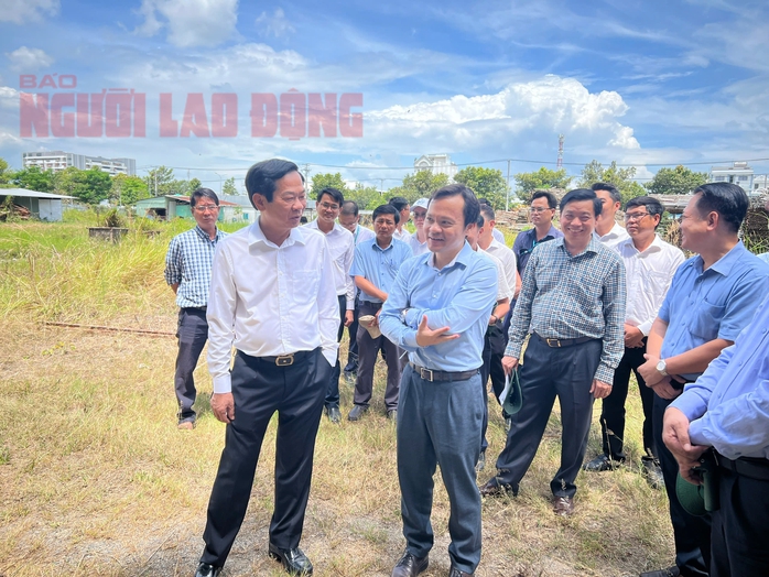 CLIP: Lãnh đạo Cần Thơ kiểm tra công trình ngàn tỉ "phơi nắng, phơi mưa"- Ảnh 2. CLIP: Lãnh đạo Cần Thơ kiểm tra công trình ngàn tỉ "phơi nắng, phơi mưa"- Ảnh 2.
