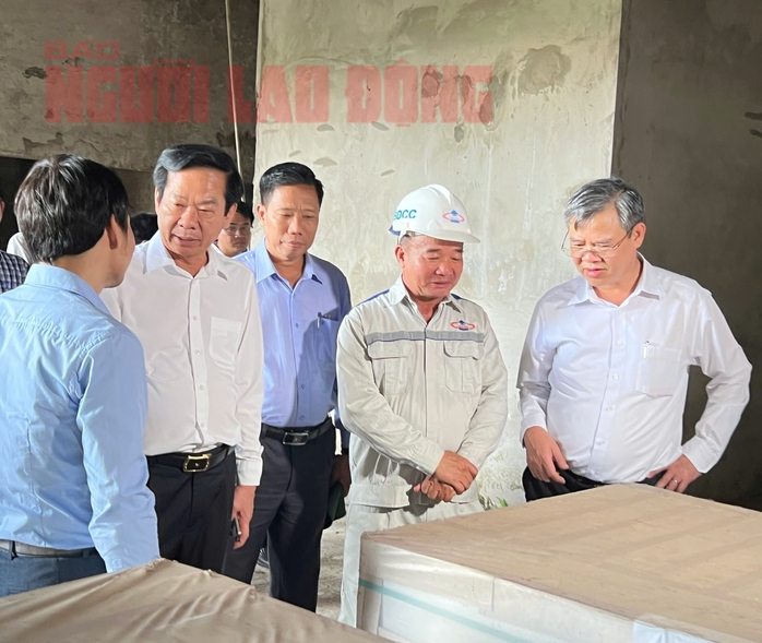 CLIP: Lãnh đạo Cần Thơ kiểm tra công trình ngàn tỉ "phơi nắng, phơi mưa"- Ảnh 1. CLIP: Lãnh đạo Cần Thơ kiểm tra công trình ngàn tỉ "phơi nắng, phơi mưa"- Ảnh 1.