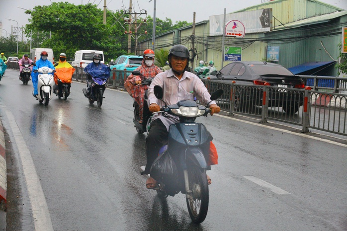 TP HCM: Sấm ì ầm, mây dông phát triển gây mưa nhiều nơi- Ảnh 2. TP HCM: Sấm ì ầm, mây dông phát triển gây mưa nhiều nơi- Ảnh 2.