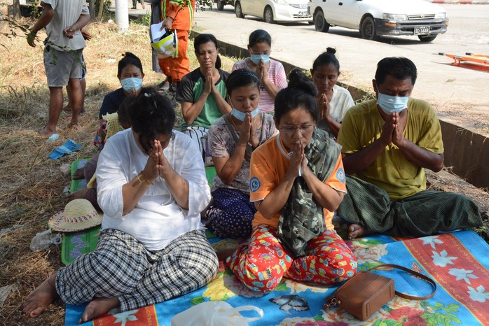 Động đất Myanmar: Người thân xúc động nhận thi thể nạn nhân từ Đội cứu hộ Việt Nam- Ảnh 5. Động đất Myanmar: Người thân xúc động nhận thi thể nạn nhân từ Đội cứu hộ Việt Nam- Ảnh 5.