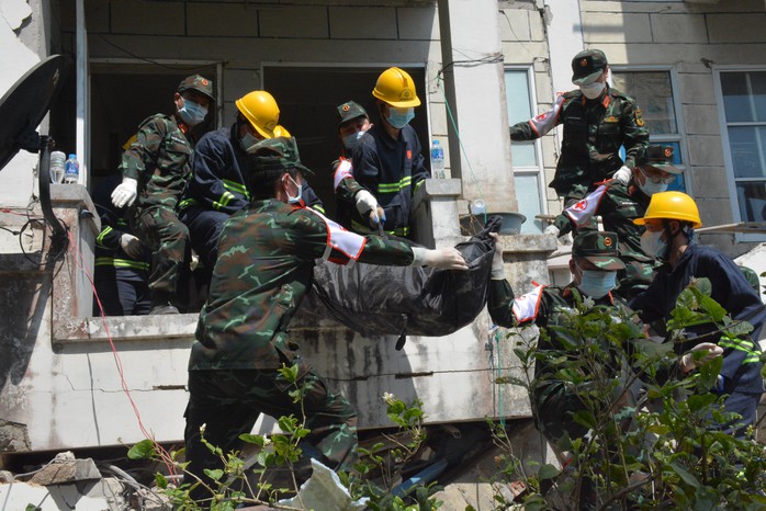 Động đất Myanmar: Người thân xúc động nhận thi thể nạn nhân từ Đội cứu hộ Việt Nam- Ảnh 8. Động đất Myanmar: Người thân xúc động nhận thi thể nạn nhân từ Đội cứu hộ Việt Nam- Ảnh 8.