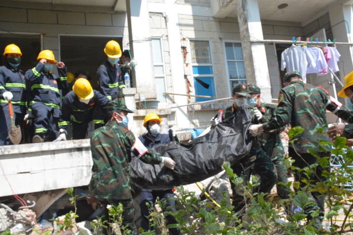 Động đất Myanmar: Người thân xúc động nhận thi thể nạn nhân từ Đội cứu hộ Việt Nam- Ảnh 9. Động đất Myanmar: Người thân xúc động nhận thi thể nạn nhân từ Đội cứu hộ Việt Nam- Ảnh 9.
