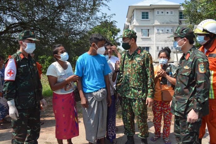 Động đất Myanmar: Người thân xúc động nhận thi thể nạn nhân từ Đội cứu hộ Việt Nam- Ảnh 12. Động đất Myanmar: Người thân xúc động nhận thi thể nạn nhân từ Đội cứu hộ Việt Nam- Ảnh 12.