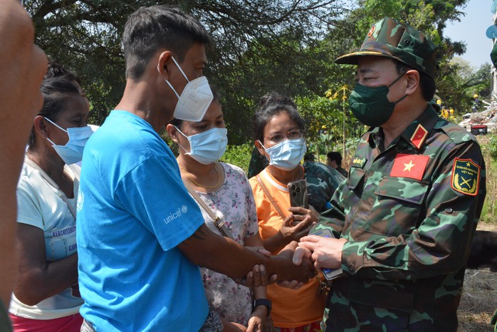 Động đất Myanmar: Người thân xúc động nhận thi thể nạn nhân từ Đội cứu hộ Việt Nam- Ảnh 11. Động đất Myanmar: Người thân xúc động nhận thi thể nạn nhân từ Đội cứu hộ Việt Nam- Ảnh 11.