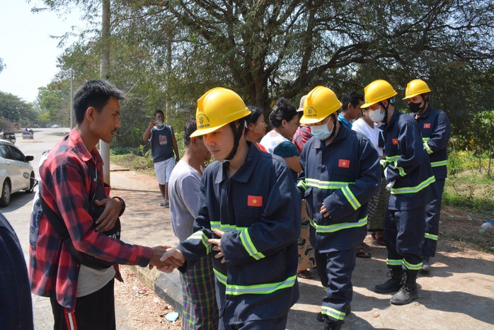 Động đất Myanmar: Người thân xúc động nhận thi thể nạn nhân từ Đội cứu hộ Việt Nam- Ảnh 13. Động đất Myanmar: Người thân xúc động nhận thi thể nạn nhân từ Đội cứu hộ Việt Nam- Ảnh 13.