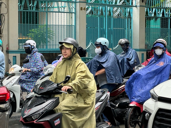 TP HCM: Sấm ì ầm, mây dông phát triển gây mưa nhiều nơi- Ảnh 1. TP HCM: Sấm ì ầm, mây dông phát triển gây mưa nhiều nơi- Ảnh 1.