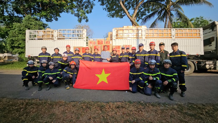 VIDEO: Đoàn cứu hộ Việt Nam trao tặng gần 3 tấn hàng cứu trợ cho Myanmar- Ảnh 1. VIDEO: Đoàn cứu hộ Việt Nam trao tặng gần 3 tấn hàng cứu trợ cho Myanmar- Ảnh 1.