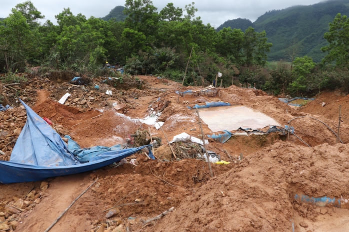 "Vàng tặc" vẫn cày xới mỏ vàng Bồng Miêu- Ảnh 5. "Vàng tặc" vẫn cày xới mỏ vàng Bồng Miêu- Ảnh 5.