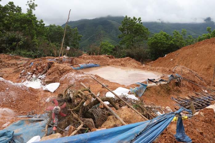 "Vàng tặc" vẫn cày xới mỏ vàng Bồng Miêu- Ảnh 6. "Vàng tặc" vẫn cày xới mỏ vàng Bồng Miêu- Ảnh 6.