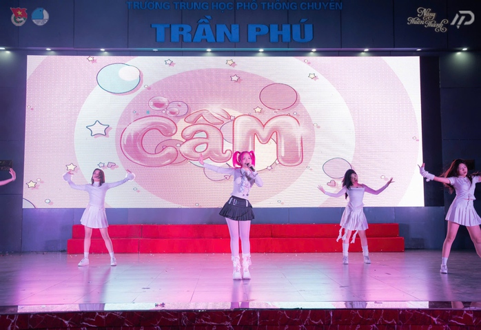 Cô nàng tóc hồng - Cầm gây sốt- Ảnh 1. Cô nàng tóc hồng - Cầm gây sốt- Ảnh 1.