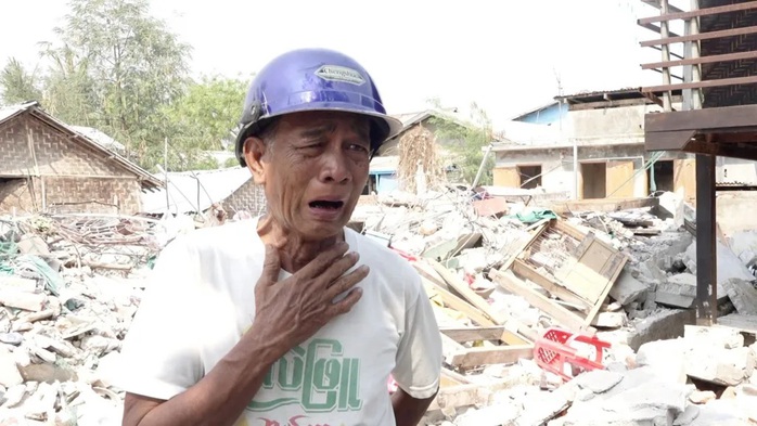Ông Kywe Nyein vừa khóc vừa nói về đứa cháu gái 5 tuổi. Ảnh: BBC Ông Kywe Nyein vừa khóc vừa nói về đứa cháu gái 5 tuổi. Ảnh: BBC