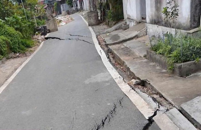 Công bố tình huống khẩn cấp về thiên tai khi xuất hiện vết nứt lớn uy hiếp 31 hộ dân- Ảnh 1. Công bố tình huống khẩn cấp về thiên tai khi xuất hiện vết nứt lớn uy hiếp 31 hộ dân- Ảnh 1.
