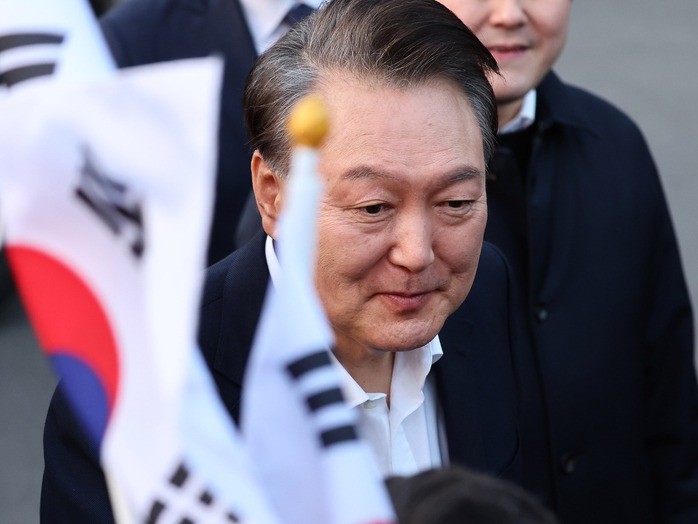 Tổng thống Yoon Suk-yeol trước dinh thự của ông tại Seoul vào ngày 8-3. Ảnh: Yonhap Tổng thống Yoon Suk-yeol trước dinh thự của ông tại Seoul vào ngày 8-3. Ảnh: Yonhap