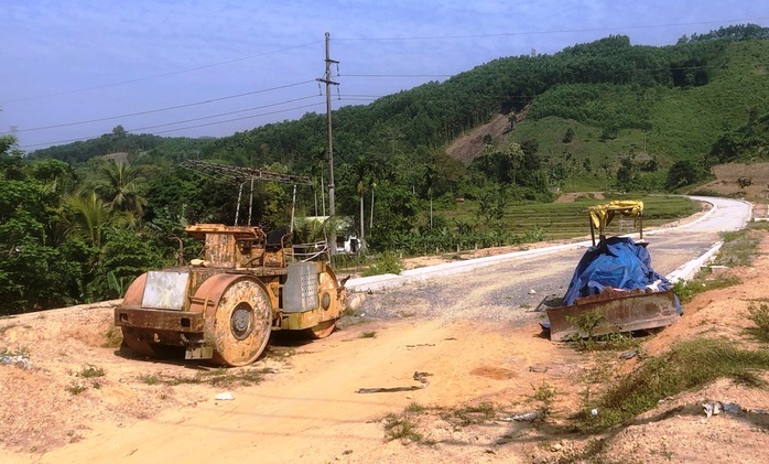 Dang dở tuyến đường tránh 70 tỉ ở huyện miền núi Quảng Ngãi- Ảnh 2. Dang dở tuyến đường tránh 70 tỉ ở huyện miền núi Quảng Ngãi- Ảnh 2.