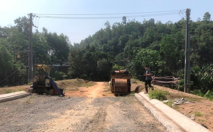Dang dở tuyến đường tránh 70 tỉ ở huyện miền núi Quảng Ngãi- Ảnh 3. Dang dở tuyến đường tránh 70 tỉ ở huyện miền núi Quảng Ngãi- Ảnh 3.