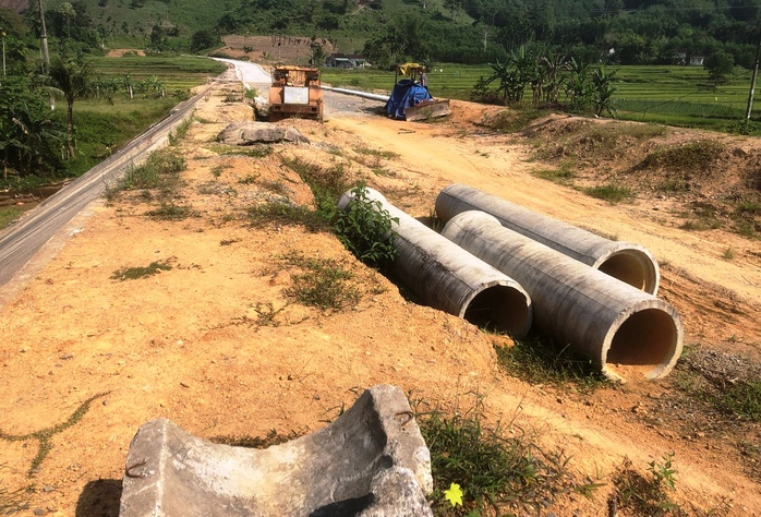 Dang dở tuyến đường tránh 70 tỉ ở huyện miền núi Quảng Ngãi- Ảnh 1. Dang dở tuyến đường tránh 70 tỉ ở huyện miền núi Quảng Ngãi- Ảnh 1.