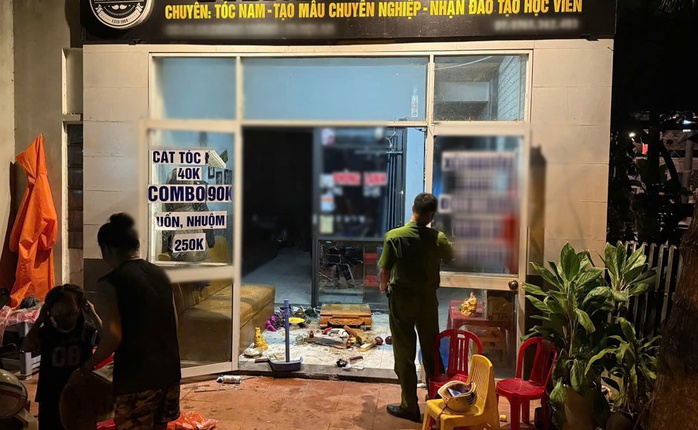 Công an Quảng Nam thông tin về vụ xô xát tại quán hớt tóc đang nóng trên mạng xã hội- Ảnh 2. Công an Quảng Nam thông tin về vụ xô xát tại quán hớt tóc đang nóng trên mạng xã hội- Ảnh 2.